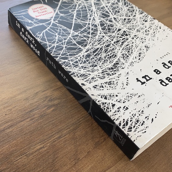 In a dark, dark wood by Ruth Ware - Picture 3 of 4